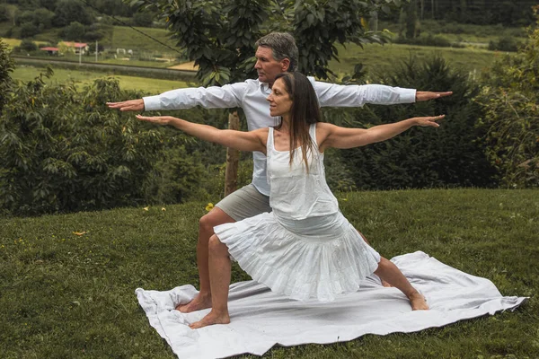 Paar Entspannter Yogis Führt Asana Garten Vor — Stockfoto