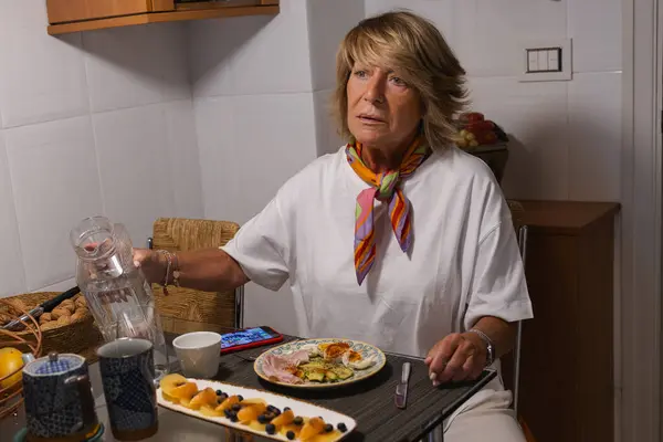 Mujer Madura Dispuesta Comer Alimentos Saludables Para Desayuno Cocina — Foto de Stock