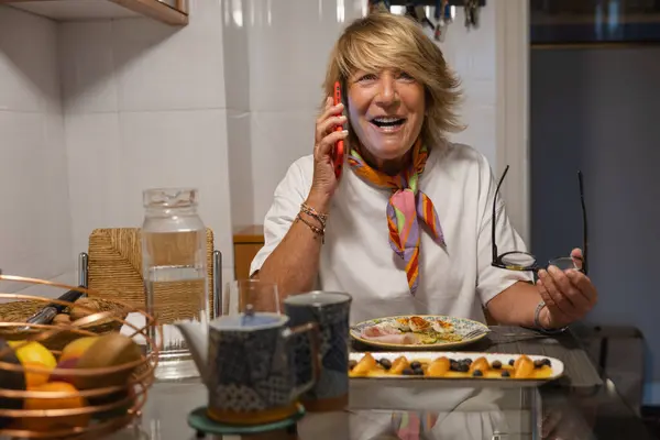 Hermosa Mujer Sonriendo Feliz Hablando Por Teléfono Mientras Desayuna Cocina — Foto de Stock