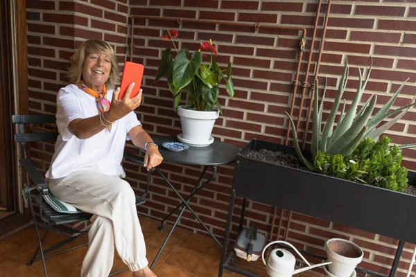 Mujer Madura Sentada Balcón Tomando Una Selfie Misma Sonriendo — Foto de Stock