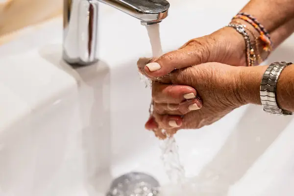 Volwassen Vrouw Schoonmaken Haar Handen Met Water Badkamer — Stockfoto