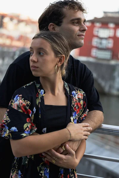 Pár Mladých Nevěsty Ženicha Zamyšleně Objímají Břehu Řeky Městě — Stock fotografie