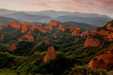 Sıcak tonlarda ve eski madenlerde bir araziye bağlan