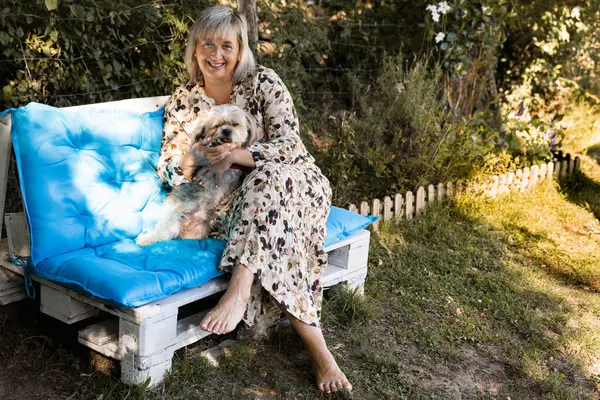 Mujer Sonriente Disfrutando Sombra Sentada Banco Jardín Con Mascota Terrier — Foto de Stock