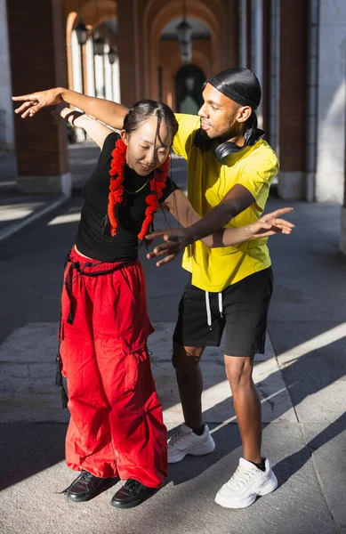 Genç Çift Eğleniyor Sokaklarda Birlikte Dans Ediyor Şehir Danslarını Seviyor — Stok fotoğraf
