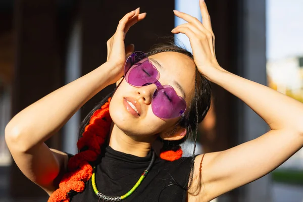 Mulher Asiática Bonita Com Óculos Coloridos Posando Com Mãos — Fotografia de Stock