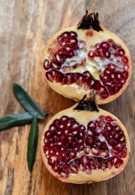 Nar tohumlarını, dikey fotografı gösteren bir narın yakın çekimi ikiye bölündü.