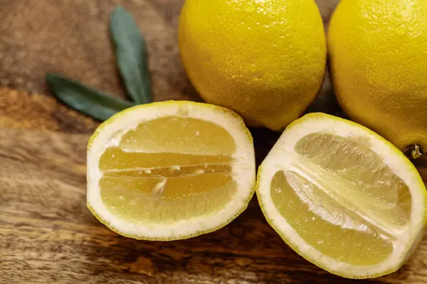 Close Several Lemons Table One Them Open — Stock Photo, Image