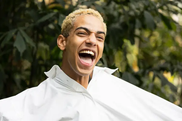 Retrato Menino Preto Moderno Sorrindo Com Camisa Branca Grande Espaço — Fotografia de Stock