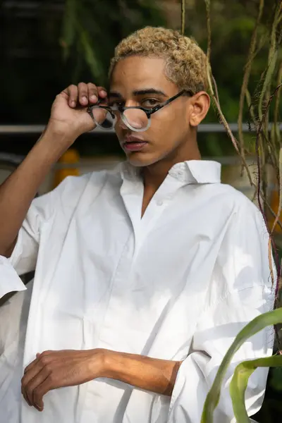 Jovem Negro Bonito Com Óculos Olhando Para Câmera Estufa Espaço — Fotografia de Stock