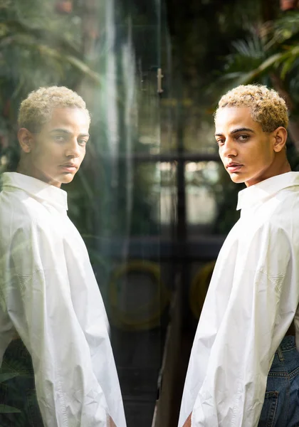 Porträt Eines Jungen Schwarzen Mannes Mit Blonden Haaren Der Glashaus — Stockfoto