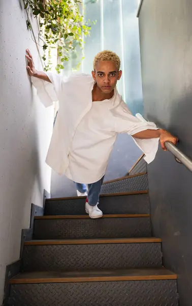Jovem Negro Moderno Com Belo Cabelo Loiro Posando Nas Escadas — Fotografia de Stock