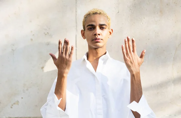 Retrato Jovem Loiro Negro Posando Com Mãos Levantadas Com Palmas — Fotografia de Stock