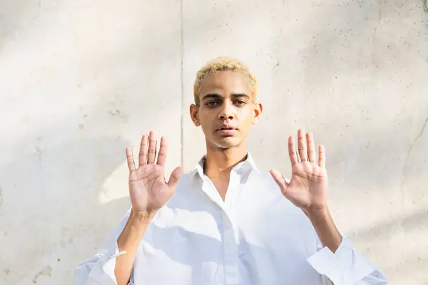 Retrato Belo Jovem Negro Com Palmas Levantadas Para Câmera Espaço — Fotografia de Stock