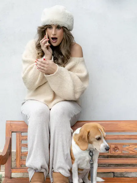 Porträt Von Mädchen Mit Haustier Beagle Beim Telefonieren Sitzen Auf — Stockfoto