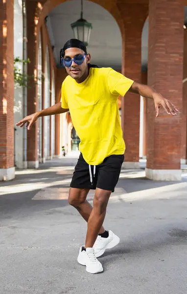 Schwarzer Urbaner Junger Mann Tanzt Einen Modernen Tanz Auf Der — Stockfoto