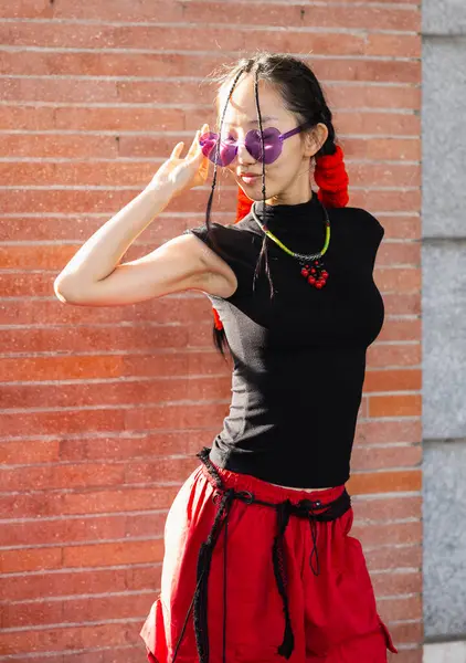 Retrato Mujer Asiática Moderna Con Gafas Colores Posando Calle Espacio —  Fotos de Stock