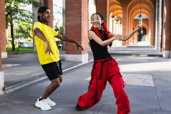 年轻的多种族夫妇在街上跳舞 玩得很开心 — 图库照片
