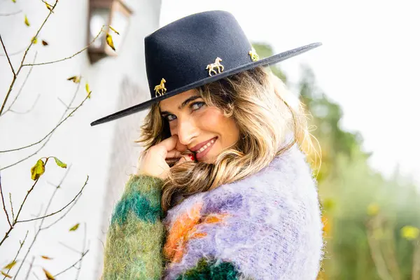 Retrato Mujer Con Mirada Sensual Cámara Sonriendo Vistiendo Sombrero Ala — Foto de Stock