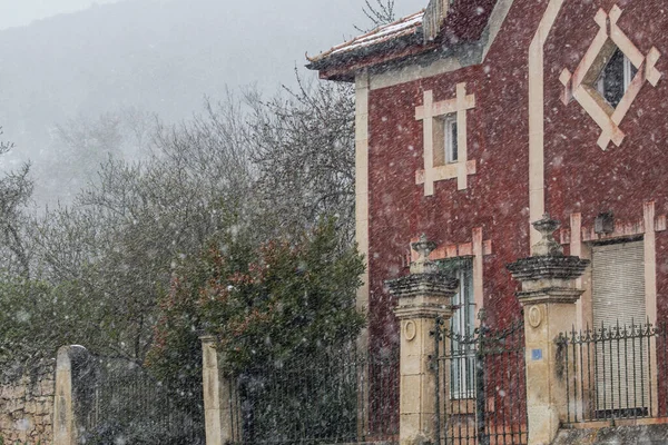 Cutout Rural Burgundy House Roadside While Snowing Heavily — Stock Photo, Image