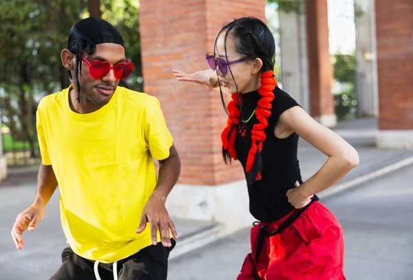 Casal Homem Negro Mulher Asiática Com Óculos Coloridos Dançando Juntos — Fotografia de Stock