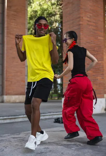 Canlı Sokak Kıyafetleri Içindeki Iki Dans Partnerinin Neşeli Enerjisini Yakalayan — Stok fotoğraf