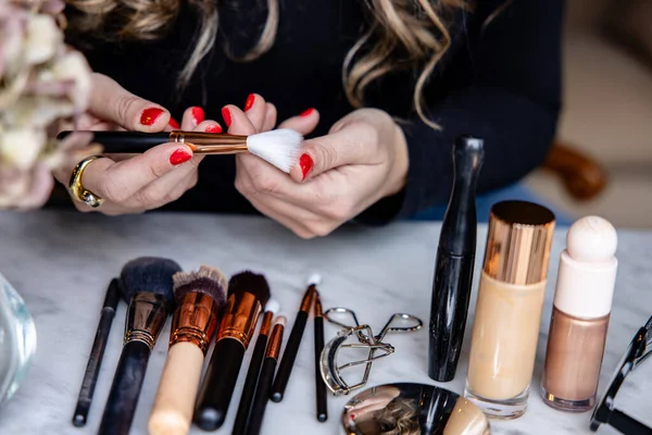 Närbild Makeup Konstnärs Händer När Hon Förbereder Sina Borstar Och — Stockfoto