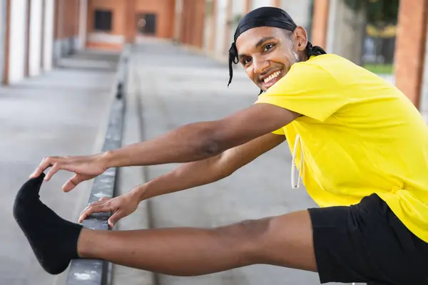 Freudiger Urbaner Tänzer Der Sein Bein Auf Einem Geländer Ausstreckt — Stockfoto