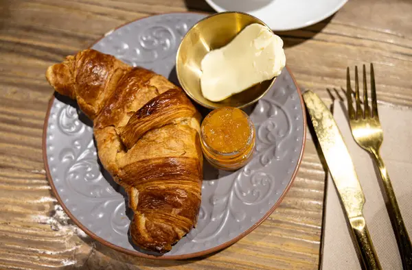 Croissant Perfeitamente Cozido Servido Com Manteiga Geléia Damasco Uma Placa — Fotografia de Stock