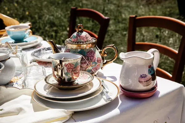 Klasik Bir Çay Saatinin Zarafetini Deneyin Nefis Çiçekli Çaydanlık Eşleşen — Stok fotoğraf