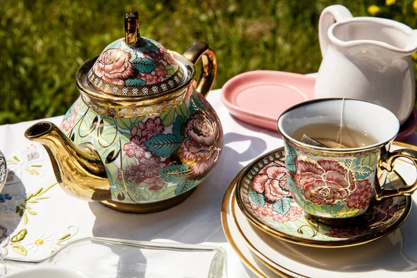 Altın Çiçekli Çaydanlığı Fincanı Olan Lüks Bir Çay Seti Açık — Stok fotoğraf