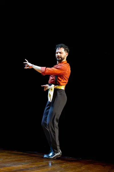 舞男一个手舞足蹈的男子穿着华丽的红衬衫在舞台上表演 — 图库照片