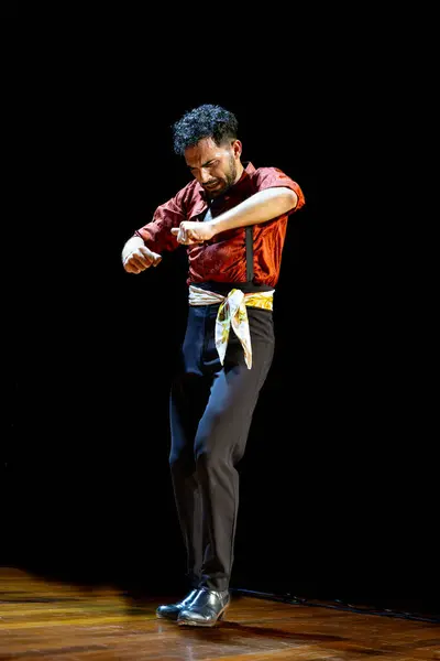 Bailaor Flamenco Masculino Emana Intensidad Concentración Con Los Brazos Cruzados —  Fotos de Stock