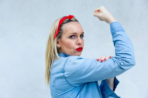 Young Woman Channels Iconic Feminist Strength Her Fist Raised Determined — Stock Photo, Image