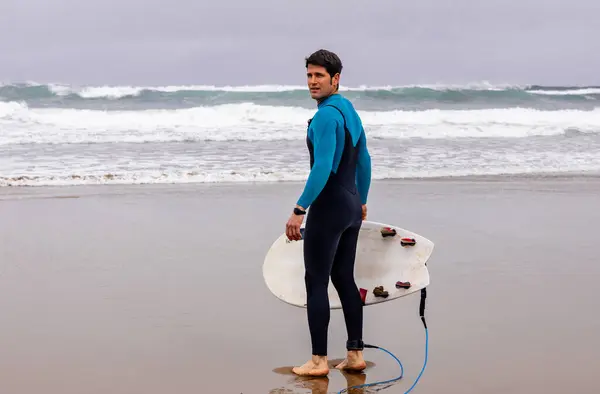 Homme Combinaison Bleue Avec Une Planche Surf Blanche Regarde Les — Photo