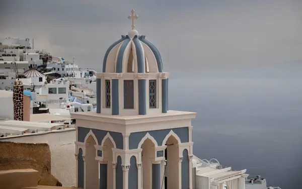 Distinsul Dom Albastru Unei Biserici Santorini Remarcă Fundalul Dramatic Unei — Fotografie, imagine de stoc