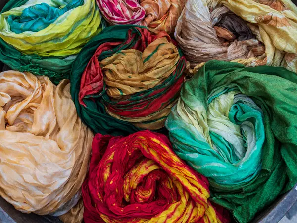 Een Scala Van Levendig Gekleurde Textiel Voegt Een Uitbarsting Van — Stockfoto