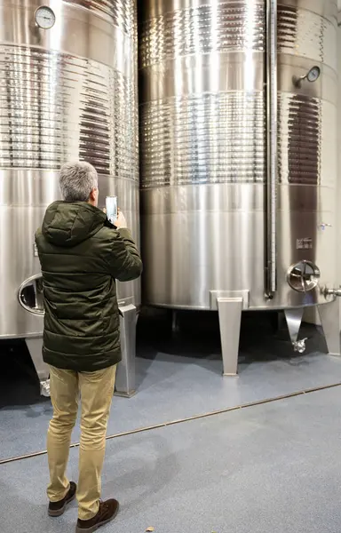 Producent Wina Sprawdza Zbiorniki Fermentacji Wina Zapewniając Jakość Procesie Produkcji — Zdjęcie stockowe