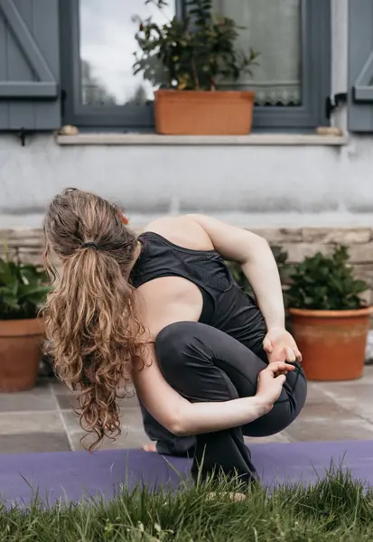 Eine Junge Frau Wechselt Zwischen Yoga Posen Und Demonstriert Konzentration — Stockfoto