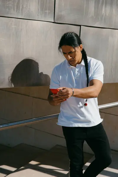 Genç Ekvadorlu Bir Adam Şehir Ortamında Cep Telefonuna Odaklanmış — Stok fotoğraf