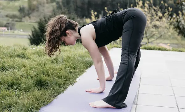 Bir Kadın Öne Eğilip Yoga Pozu Veriyor Esnekliği Sakinliği Teşvik Stok Resim