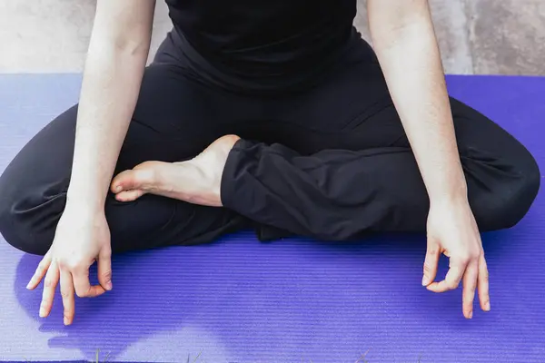 Detalle Una Mujer Practicando Yoga Una Posición Relajada Fotos de stock