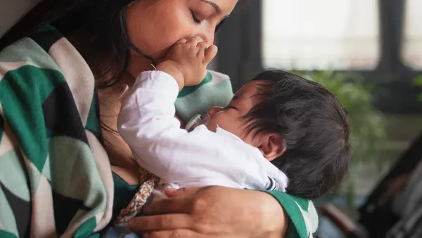 Primer Plano Una Madre Cariñosa Besando Suavemente Mano Bebé Dormido Fotos de stock
