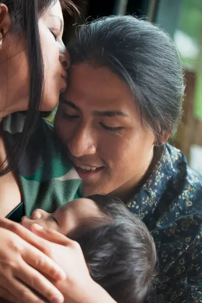 Heartwarming Moment Ecuadorian Father Holding His Newborn Baby His Partner Imagen De Stock