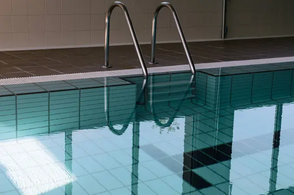 Bir yarışma havuzunda merdivenleri yakın plan çek.