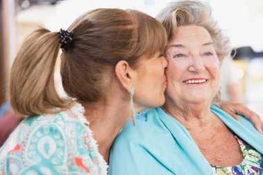 Bir kızın yaşlı annesine bir öpücükle sevgisini göstermesi çok dokunaklı bir an..