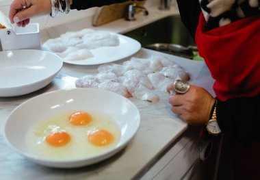 Taze çiğ balık fileto ve yumurtalarını mutfak tezgahında pişirmeye hazır..