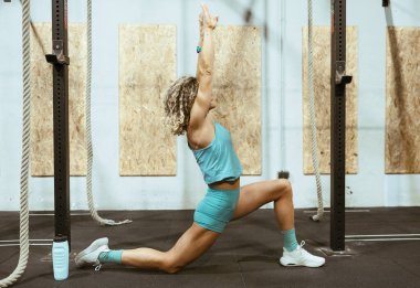 Atletik kadın spor salonunda ısınıyor.