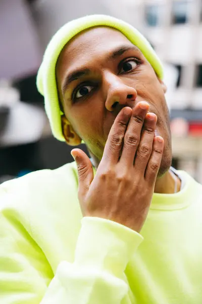 Şok olmuş, ağzı açık genç bir adamın yakın çekimi.