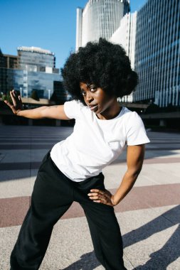 Şehir sokaklarında güçlü ve stil sahibi bir Afro dansçı.